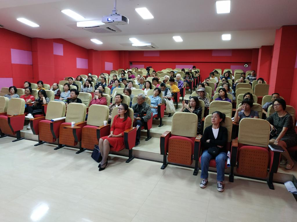 听众聆听讲座